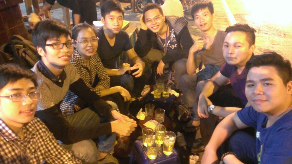 Trong hình ảnh có thể có: 8 người, bao gồm Thanh Nguyen và Bá Thành, mọi người đang cười, mọi người đang ngồi